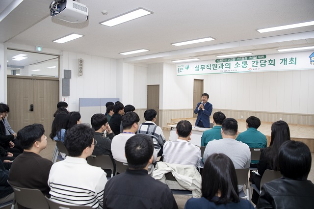 ▲ 남한권 군수가 9급 직원이 함께 자리해 건강한 조직문화를 만들기 위한 소통의 시간을 가지고 있다.ⓒ울릉군