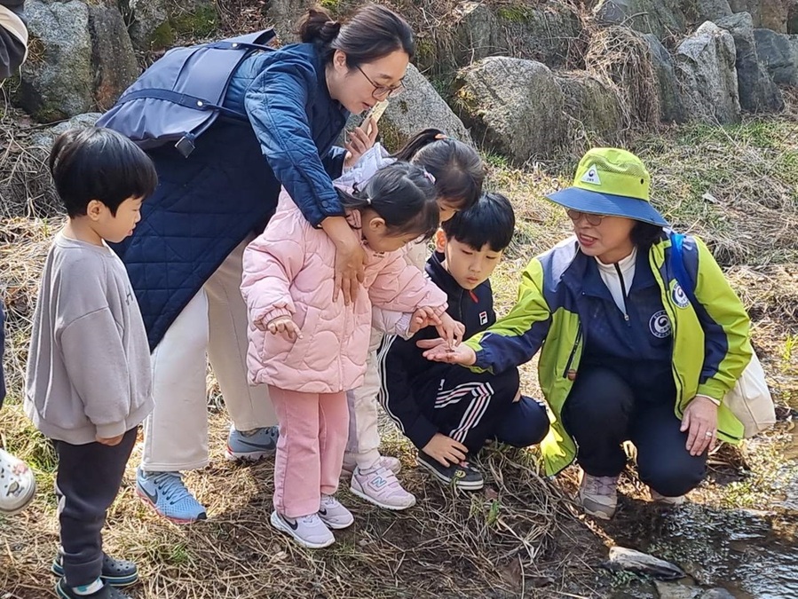 ▲ 생거진천 자연휴양림에서 유아들을 대상으로 ‘숲 프로그램’을 진행하고 있다.ⓒ진천군