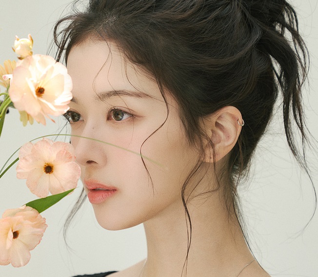 노정의, 사랑스러운 '우아美' … '서머 컬렉션' 화보 - 뉴스 썸네일 이미지