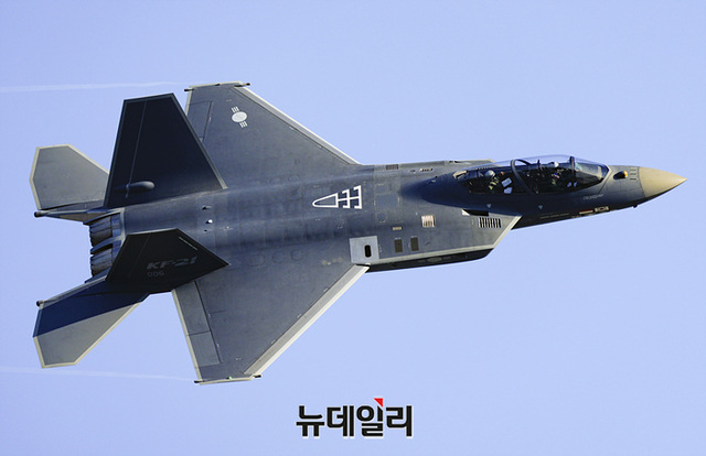 ▲ 한국형 전투기 보라매(KF-21) 시제 6호기가 '서울ADEX 2023 미디어 데이'에서 시범비행을 하고 있다ⓒ서성진 사진기자