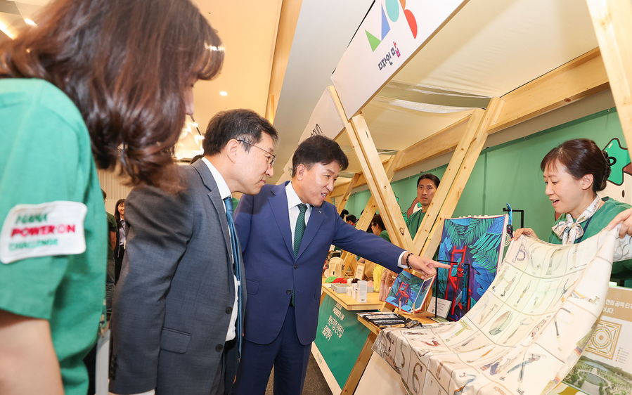 ▲ 지난 9일 오후 하나금융그룹 명동사옥에서 열린 '하나 파워 온 혁신기업 인턴십' 출발행사에 참석한 함영주 하나금융그룹 회장(사진 왼쪽에서 세 번째), 이성희 고용노동부 차관(사진 왼쪽에서 두번째)이 행사장에 마련된 사회혁신기업 전시부스를 방문하며 기업에 대한 설명을 듣고 있다. ⓒ하나금융그룹