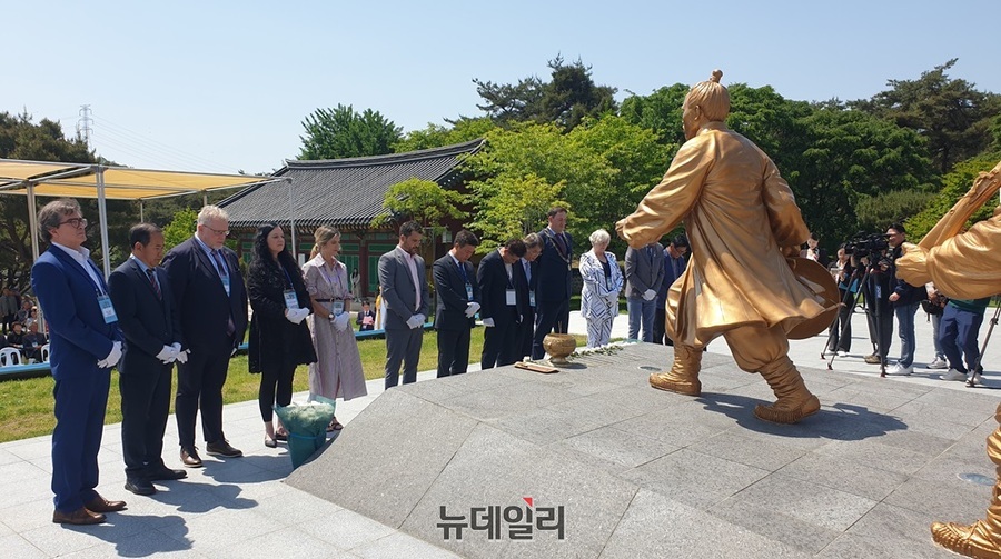 ▲ 제3회 2024 세계혁명도시 연대회의에 참석한 이학수 시장 등은 이날 전봉준 장군과 동학농민군상(불멸 바람길)에서 헌화 및 참배를 했다.ⓒ김경섭