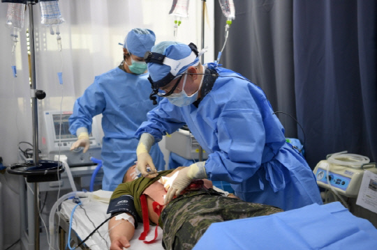 ▲ 서북도서방위사령부가 8~10일 진행한 합동 도서 방어훈련에 이국종 국군대전병원장이 9일 참여해 중상자에 대한 응급처치 훈련을 실시하고 있다. ⓒ해병대 제공