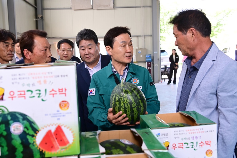 ▲ 고령우곡그린수박 직판행사를 5월 10일 우곡그린수박영농조합법인 집하장에서 법인 대표 및 회원 등 50여 명이 참석한 가운데에 열었다.ⓒ고령군