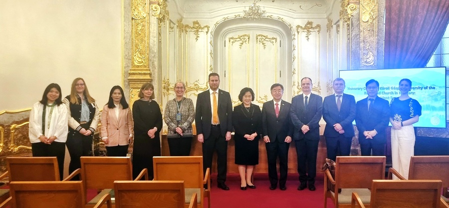 ▲ 신일희 계명대 총장, 헝가리 카롤리가스퍼대학교에서 헝가리 명예시민증을 수여 받았다.ⓒ계명대