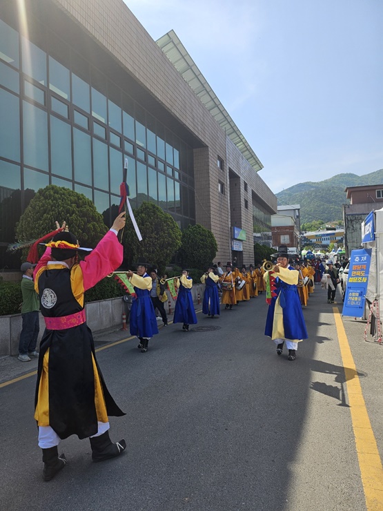 ▲ 문화체육관광부와 문화재청이 후원하고 영양군(군수 오도창)이 주최·주관하는 ‘영양원놀음 원님 행차’가 제19회 영양산나물축제 기간인 5월 10일에 진행됐다.ⓒ영양군