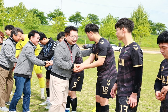 ▲ 손병복 군수는 11일 경북 구미에서 진행되고 있는 제62회 경북도민체육대회 경기장을 찾아 선수들을 격려하고 있다.ⓒ울진군