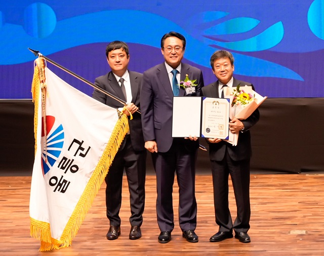 ▲ 울릉군은 지난 10일 경북 포항시청 대잠홀에서 해양수산부가 주최하고 한국수산자원관리공단 주관으로 개최된 ‘제12회 바다식목일’ 행사에서 대통령 표창을 수상했다.ⓒ울릉군