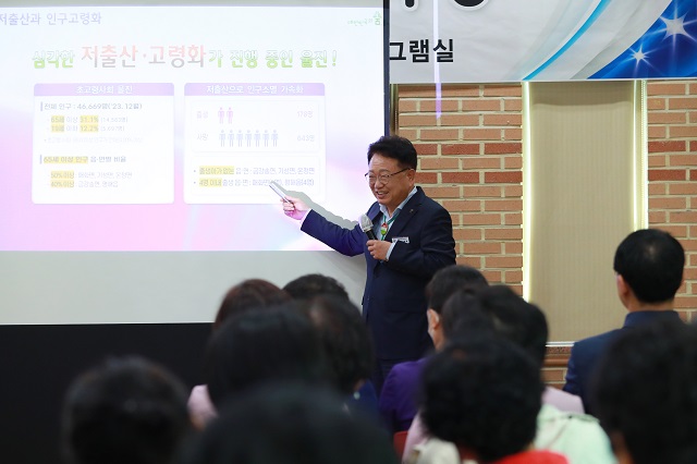 ▲ 손병복 군수는 지난 9일 2024 군민 섬김데이 민생현장 투어의 일환으로 매화면을 방문했다.ⓒ울진군