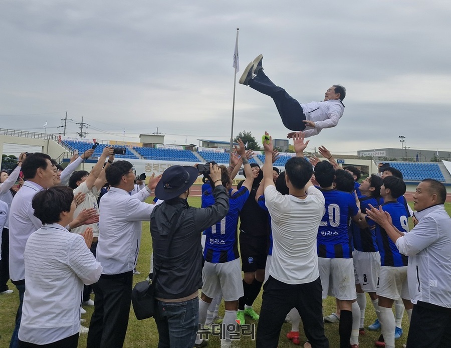 ▲ 도민체전 마지막 경기로 열린 축구 결승전에서 승리를 거둔 진천군 선수들이 송기섭 군수를 헹가래치고 있다.ⓒ양승갑 기자