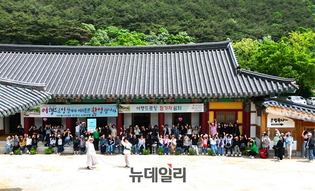 ▲ 제1회 진경산수 문화예술제 ‘여행드로잉 보경사를 그리다’ 행사에서 보경사 주지 탄원 스님과 참가자들이 드론을 향해 손을 흔들고 있다.ⓒ뉴데일리