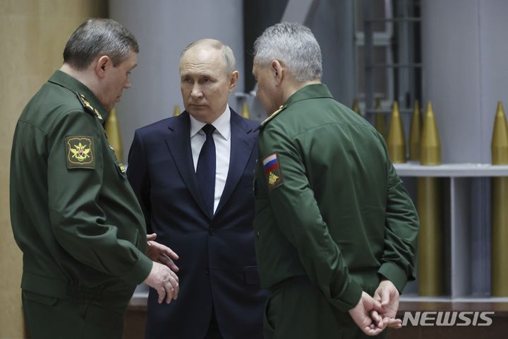 ▲ 블라디미르 푸틴(가운데) 러시아 대통령이 지난해 12월19일(현지시각) 모스크바에서 군 최고위층과 회담을 마친 뒤 발레리 게라시모프(왼쪽) 군 참모총장, 세르게이 쇼이구 국방장관과 대화하는 모습. ⓒAP/뉴시스