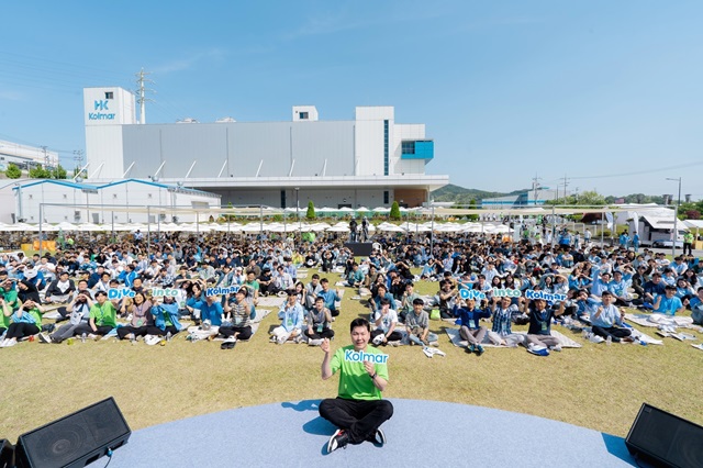 ▲ 윤상현 콜마홀딩스 부회장이 세종공장 타운홀미팅을 마치고 기념촬영을 하고 있다.ⓒ한국콜마