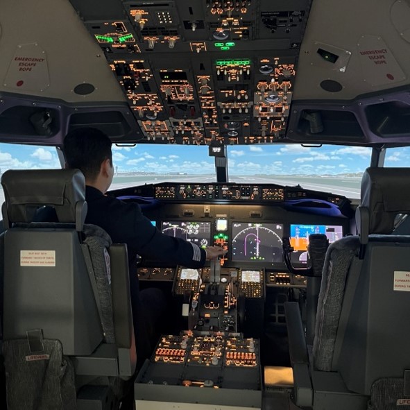 ▲ 이스타항공 운항 승무원이 FTD를 통해 조종 훈련을 진행하고 있는 모습.ⓒ이스타항공