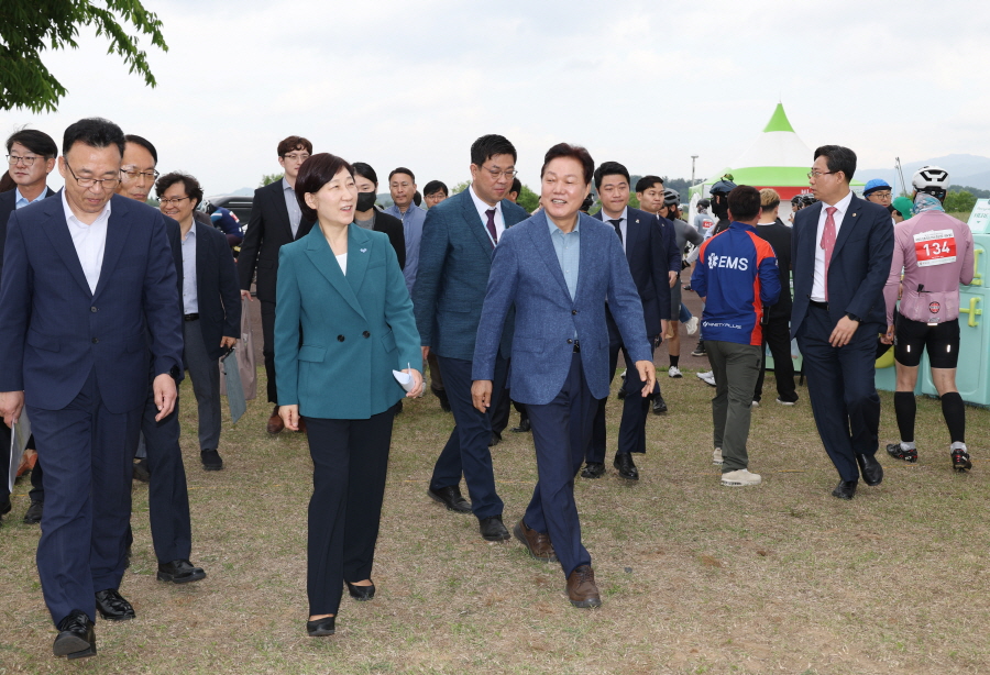 ▲ 박완수 경남도지사와 한화진 환경부 장관 등 참석자들이 낙동강 변 행사장으로 들어서고 있다. ⓒ경남도 제공