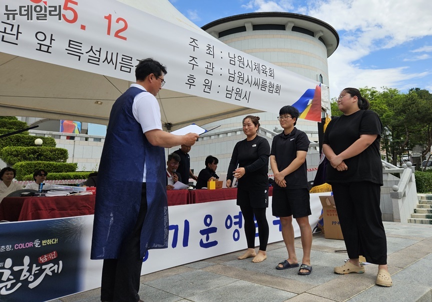 ▲ 남원에서 열린 제94회 춘향제 민속씨름대회에서 황선주 남원씨름협회장이 여자부 개인전에서 우승한 정지은 선수 등에게 트로피를 수여했다.ⓒ김경섭