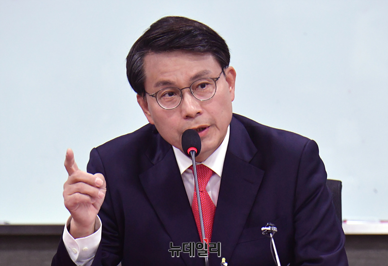 ▲ 윤상현 국민의힘 의원이 지난달 18일 오후 국회 의원회관에서 열린 2024 총선 참패와 보수 재건의 길 세미나에서 발언을 하고 있다.ⓒ이종현 기자