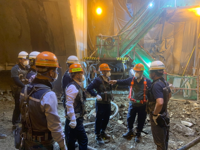 ▲ 전재식 한신공영 대표이사(우측 2번째)를 비롯한 경영진이 직접 현장에 방문해 수방대비 안전사항을 점검하고 있다. ⓒ한신공영