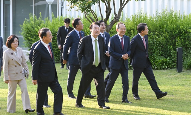 ▲ 윤석열 대통령이 13일 서울 용산 한남동 관저 정원에서 추경호 국민의힘 원내대표 등 새 지도부 함께 산책하고 있다. (사진=대통령실 제공) 2024.05.13. ⓒ뉴시스