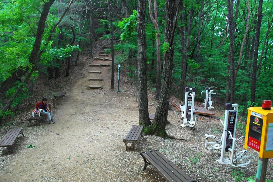 ▲ 오봉산 산마루가 지척인 안부 쉼터.ⓒ진경수 山 애호가