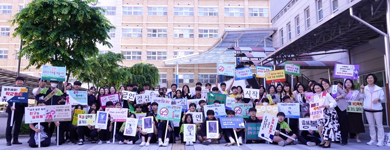 ▲ 14일 오전 종촌중학교에서 최교진 교육감과 교육청 직원, 학생, 교직원들이 등굣길 흡연･마약 예방 홍보 캠페인을 하고 있다.ⓒ세종교육청