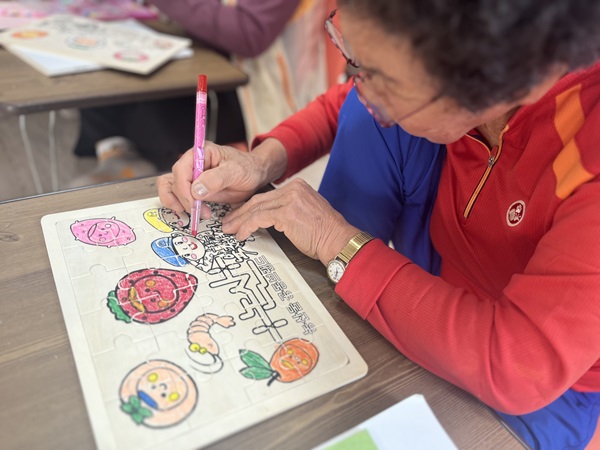 ▲ 연산 청동3리 사는 한 할머니가 논산행복대학에서 농산물 공동브랜드 육군병장 파줄을 맞추고 있다.ⓒ논산시