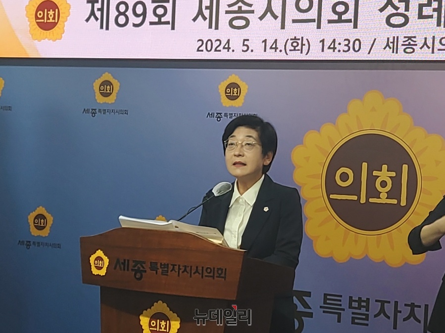 ▲ 이순열 세종시의회 의장이 14일 오후 의회 대회실에서 의정 브리핑하고 있다.ⓒ이길표 기자