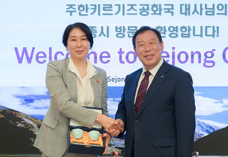 ▲ 최민호 세종시장(오른쪽)이 14일 아이다 이스마일로바 주한 키르기즈공화국(키르기스스탄) 대사를 만나 환담에 앞서 사진을 찍고 있다.ⓒ세종시