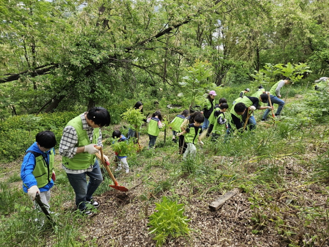 ▲ 현대엔지니어링 임직원과 가족들이 서울 상암동 노을공원에서 나무를 심고 있다. ⓒ현대엔지니어링