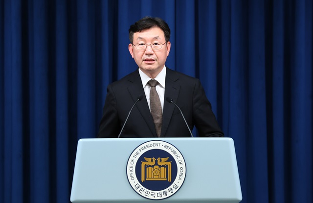 ▲ 성태윤 정책실장이 14일 서울 용산 대통령실 청사에서 '라인 사태' 관련 브리핑을 하고 있다. 2024.05.14. ⓒ뉴시스