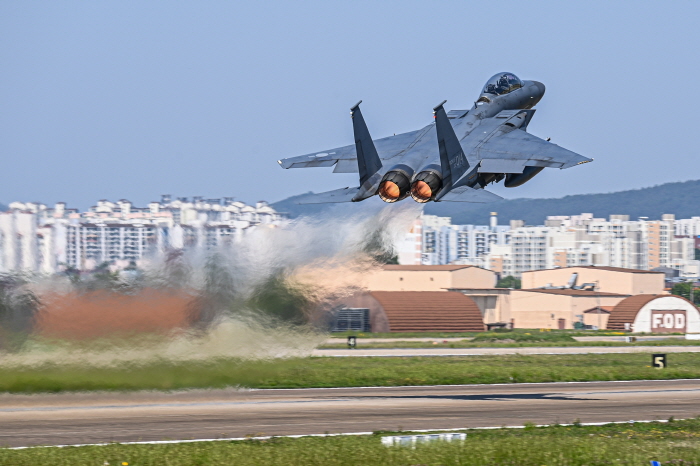 ▲ 공군은 13일 적 대규모 공중항체 침투대응 합동훈련을 앞두고 공군 자체 훈련을 실시했다. 사진은 훈련 참가를 위해 출격하는 공군 제11전투비행단 F-15K. ⓒ공군 제공