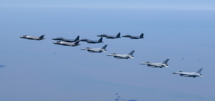 ▲ 공군은 13일 적 대규모 공중항체 침투대응 합동훈련을 앞두고 공군 자체 훈련을 실시했다. 사진은 사전 훈련에서 편대비행 중인 공군 전투기들(상단에서부터 F-15K 4대, F-35A 2대, (K)F-16 4대). ⓒ공군 제공