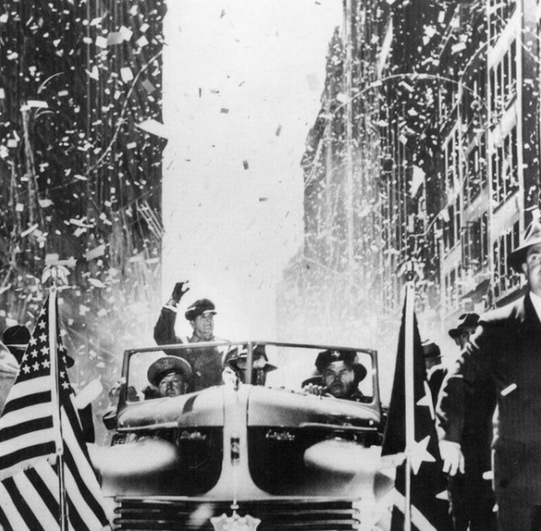 ▲ 귀국한 맥아더가 뉴욕 브로드웨이에서 '영웅행진'을 벌일때 70만 시민이 꽃가루를 날리며 환호하였다.(1951.4.22)