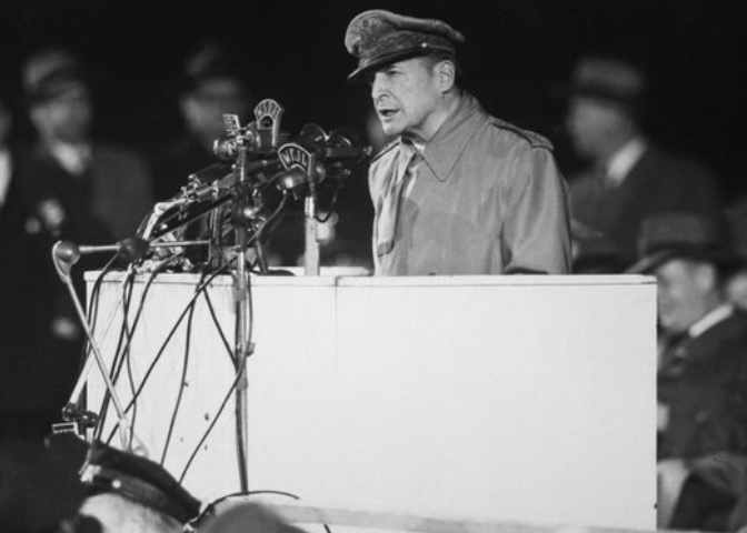 ▲ 해임당한 맥아더가 귀국후 시카고에서 5만여 인파를 향해 연설하는 모습.(1951.4.25)
