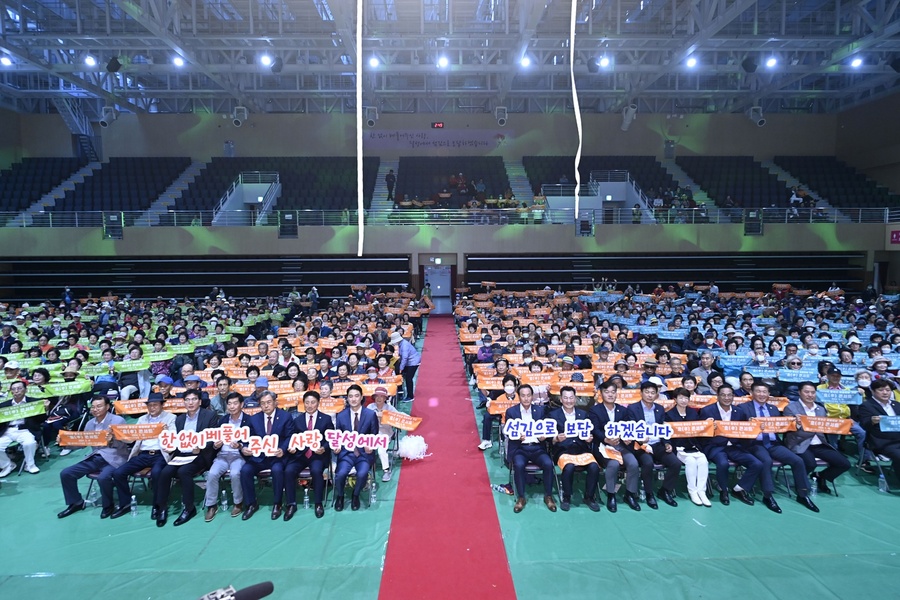 ▲ 달성군(군수 최재훈)은 지난 10일 달성군민체육관에서 노인복지관 3개소 연합 2024년 달성군 어버이날 기념 ‘효(孝)콘서트’를 진행했다고 밝혔다.ⓒ달성군