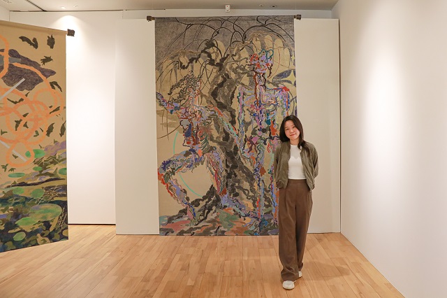▲ 이정아 작가가 작품앞에서 기념촬영을 하고 있다.ⓒ경북관광공사