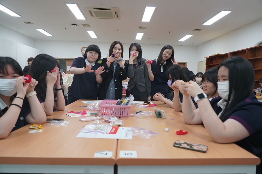 ▲ 수성대학교(총장 김선순)는 부산 문화여고 학생들의 진로탐색을 위한 생태유아교육 진로체험을 14일 유아교육과 숲체험장 등에서 진행했다.ⓒ수성대