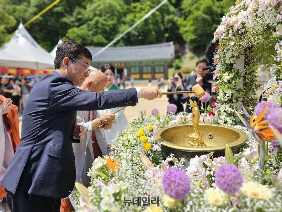 ▲ 윤건영 충북도교육감이 15일 오전 속리산 법주사에서 불기 2568년 부처님오신날 봉축법요식에 참석해 관불의식을 하고 있다.ⓒ김정원 기자