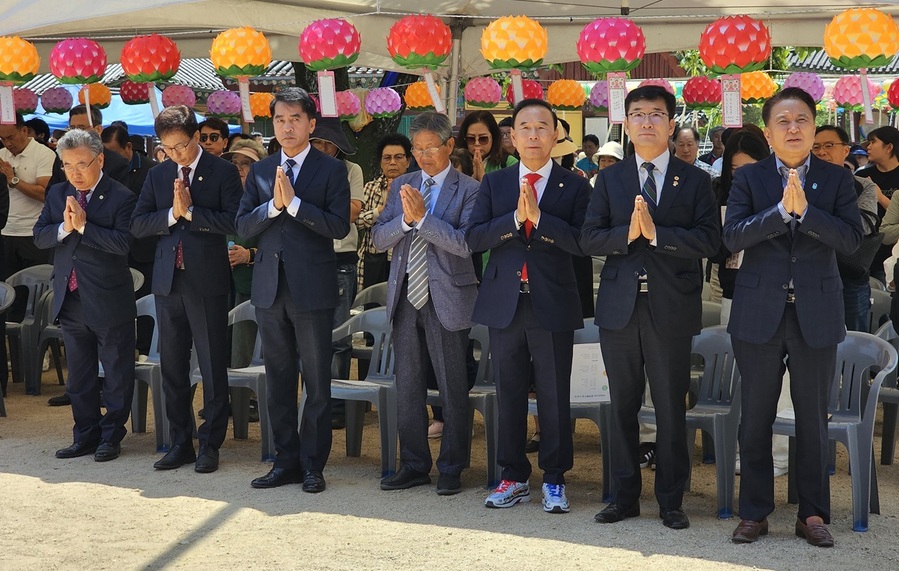 ▲ 15일 충북 보은군 속리산 법주사에서 열린 불기 2568년 부처남오신날 봉축법요식에 참석한 김영환 충북도지사, 윤건영 충북도교육감, 박덕흠 국회의원(국민의힘, 오른쪽부터), 최재형 보은군수(오른쪽부터 5번째)가 합장을 하고 있다.ⓒ김정원 기자