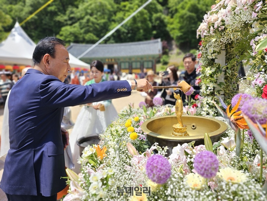 ▲ 박덕흠 의원이 15일 오전 보은 속리산 법주사에서 열린 불기 2568년 부처님오신날 봉축법요식에 참석, 관불의식을 하고 있다.ⓒ김정원 기자