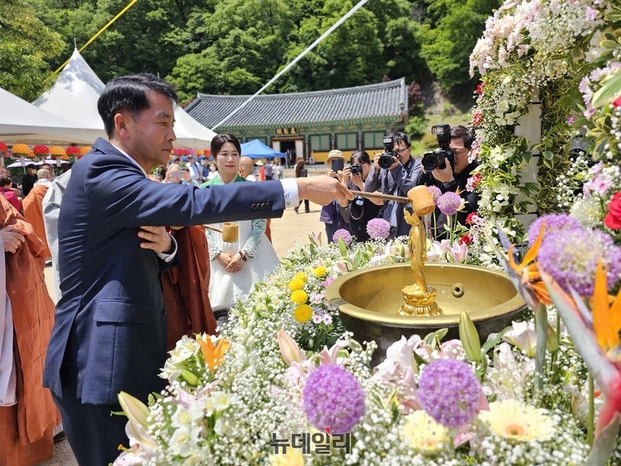 ▲ 최재형 보은군수가 15일 오전 속리산 법주사에서 열린 불기 2568년 부처님오신날 봉축법요식에 참석, 관불의식을 하고 있다.ⓒ김정원 기자