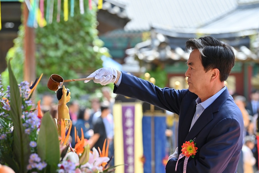 ▲ 김태흠 충남도지사가 15일 오전 공주 마곡사에서 열린 불기 2568년 부처님오신날 봉축법요식에 참석, 관불의식을 하고 있다.ⓒ충남도