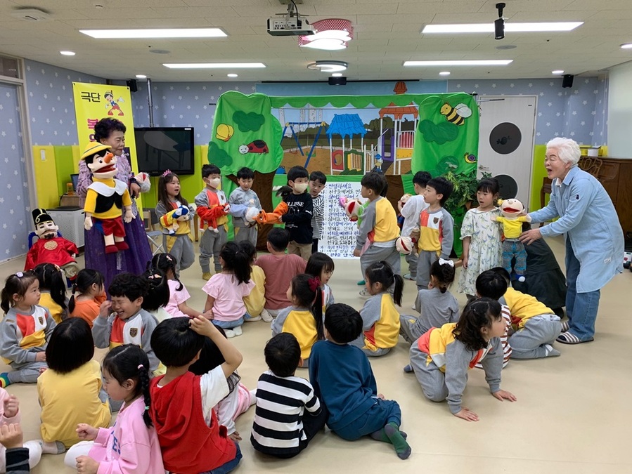 ▲ 유아교육진흥원이 유아 문화․예술 공연 프로그램을 원거리, 소규모 유치원 및 어린이집을 우선 지원하고 있다. 사진은 세대공감 인형극 장면.ⓒ충청북도 유아교육진흥원