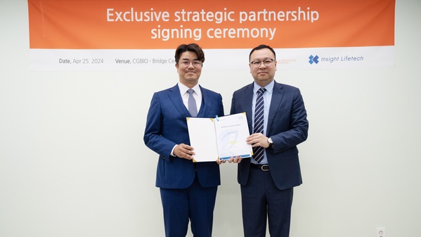 ▲ 유현승 시지바이오 대표(왼쪽)와 로스 랑 인사이트 라이프테크 부사장이 업무협약을 체결한 후 기념촬영을 하고 있다.ⓒ시지바이오