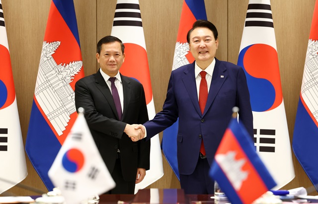 ▲ 윤석열 대통령과 훈 마넷 캄보디아 총리가 16일 서울 용산 대통령실 청사에서 열린 한·캄보디아 정상회담에 앞서 악수하고 있다. 2024.05.16. ⓒ뉴시스