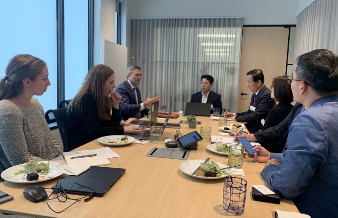 ▲ 악수를 나누고 있는 마컴 에릭슨 구글 정부 대외정책 담당 부사장과 류희림 방송통신심의위원장(우측). ⓒ뉴데일리