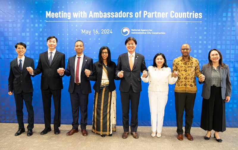 ▲ 김형렬 행정중심복합도시건설청장(왼쪽 다섯 번째)이 16일 오후 서울 건설회관에서 수도 이전 협력국인 탄자니아, 인도네시아, 몽골 등 6개국 주한 대사와 간담회에 앞서 사진을 찍고 있다.ⓒ행복청