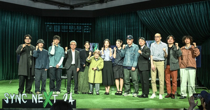 ▲ 16일 서울 성동구 성수동 복합문화공간 Y173에서 열린 세종문화회관 '싱크 넥스트 24(Sync Next 24)' 미디어데이에 참석한 예술가들이 포즈를 취하고 있다.ⓒ세종문화회관