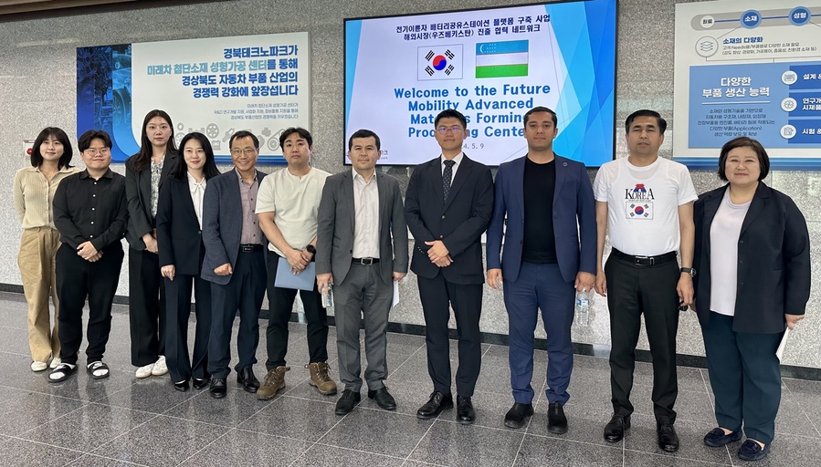 ▲ 경북테크노파크는 지난 9일 경북TP 미래차첨단소재성형가공센터에서 우즈베키스탄 고등교육과학혁신부 국장과 ‘전기 이륜차 배터리 공유스테이션 제조기술 및 서비스 플랫폼’ 해외시장 진출을 위한 협력 네트워킹 회의를 가졌다.ⓒ경북TP