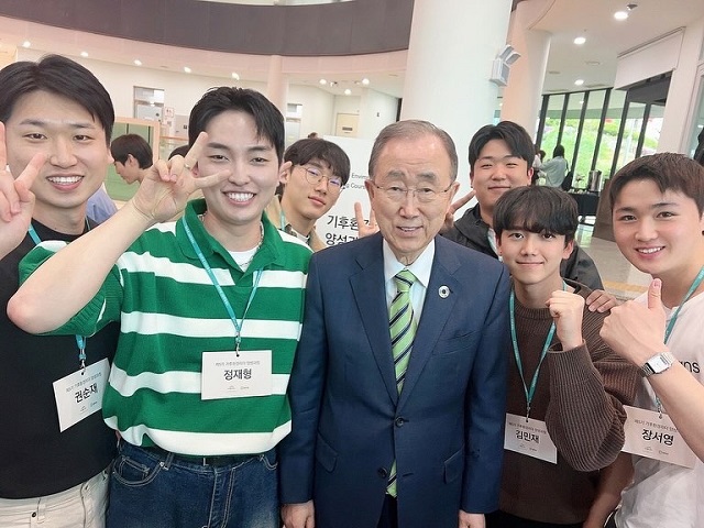 ▲ 포항대 제철산업과 재학생들이 반기문 재단의 기후환경리더로 선발돼 반기문 제8대 UN사무총장과 기념촬영을 하고 있다.ⓒ포항대